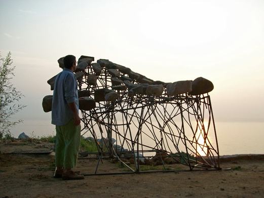 Photo of artist Karl Slater and his sculpture at Hasalla Art World