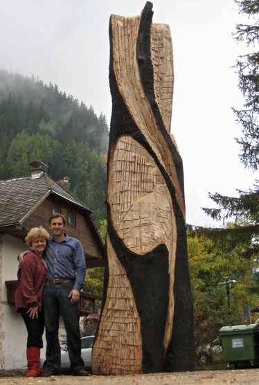 Photo of Dorothea Fleiss and Shane Stratton with Stratton’s wood sculpture "Tamra"
