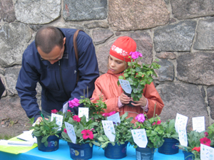 Photo of a father and daughter with a flower pot – part of Roberley Bell’s art project in Kaliningrad